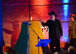 RAv Lau lighting memorial torch at Yad Vashem