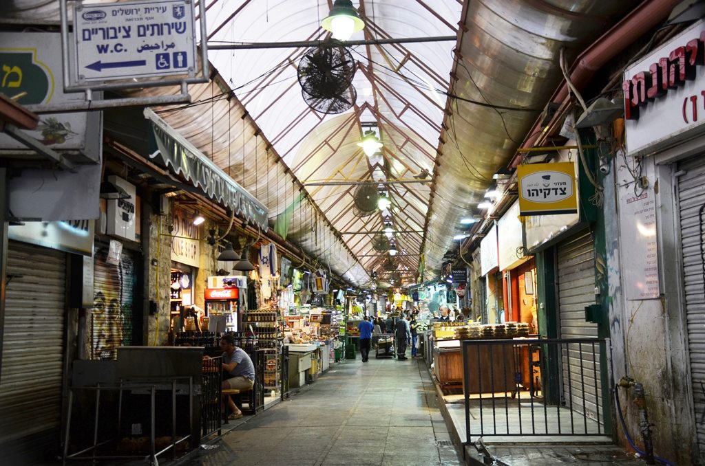 Night is coming at shuk, Machane Yehuda market