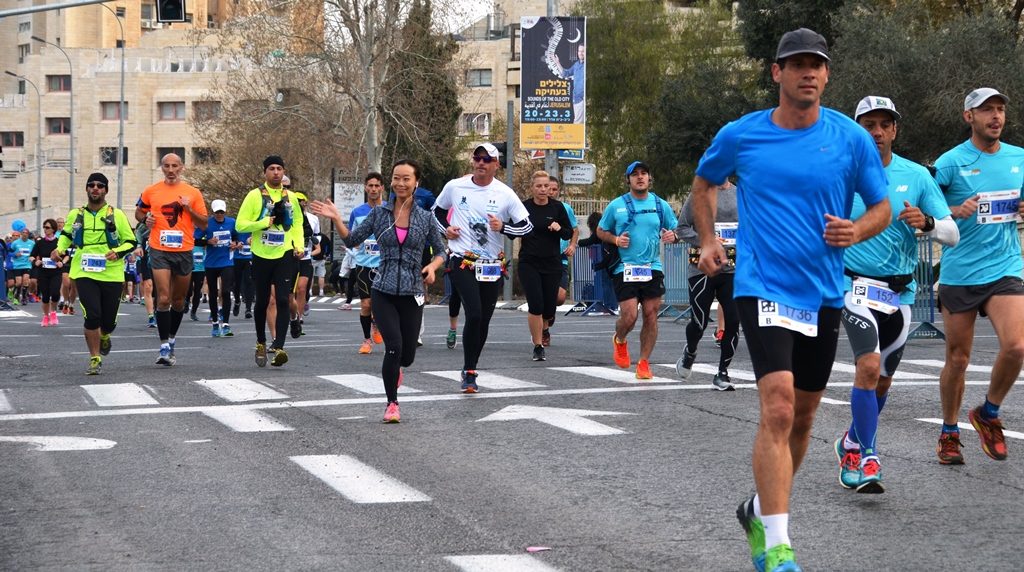Jerusalem marathon runners 