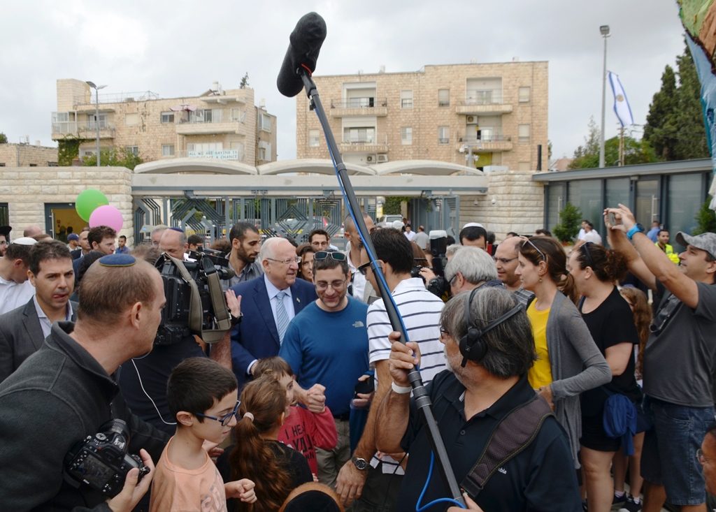 Reuven Rivlin greets public at open house on Succos 
