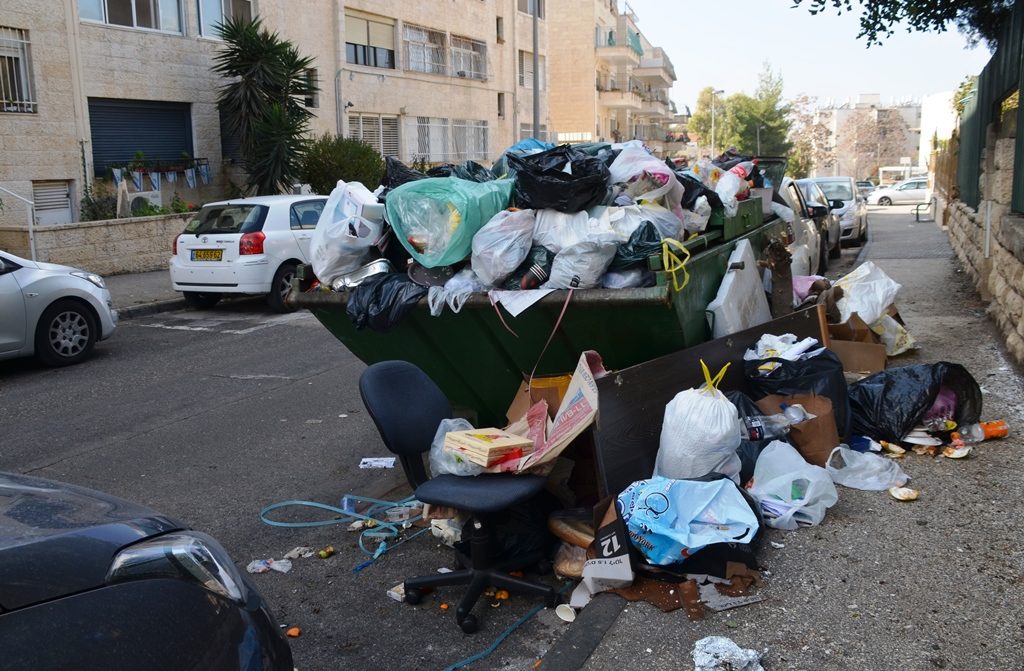 Rubbish bin overflowing with trash during Jerusalem strike