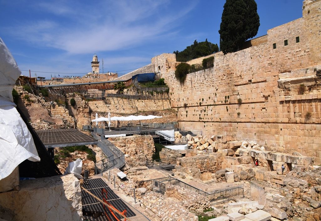 Pesach afternoon and egalitarian space at Western Wall was empty