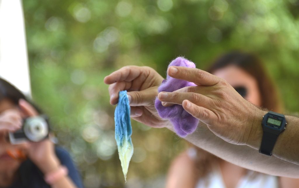 Demonstration of blue and purple dyes 