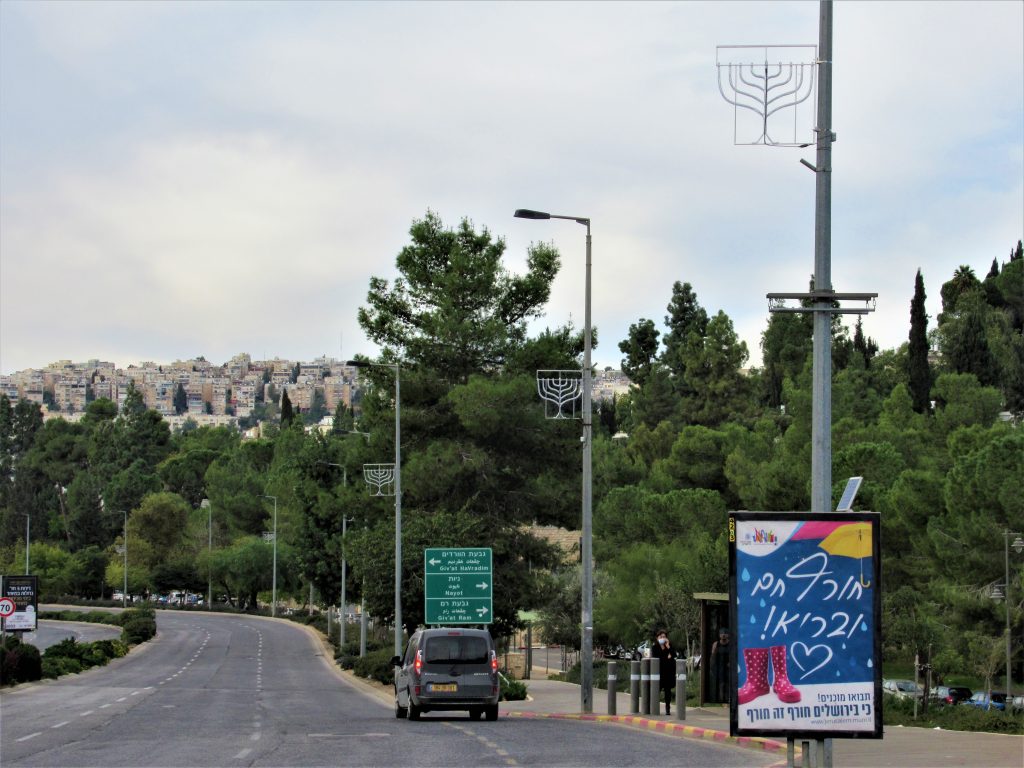 Jerusalem streets lined with Hanuka lights 