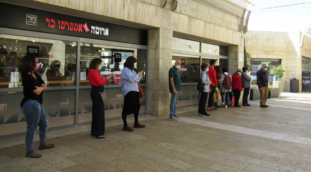 This image has an empty alt attribute; its file name is Jerusalem-line-of-people-waiting-for-store-in-Mamilla.jpg