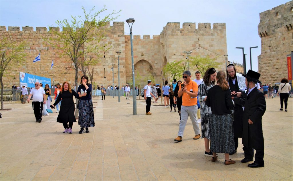 This image has an empty alt attribute; its file name is Pesach-Old-City-150-3-jaffa-gate-1024x633.jpg